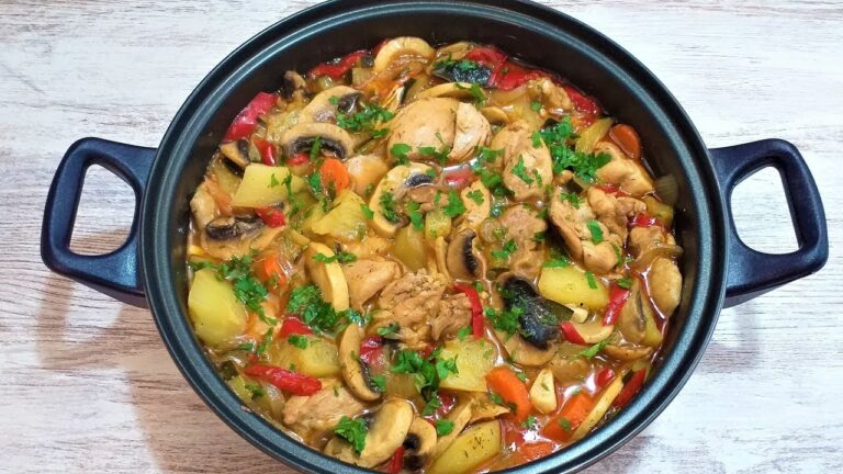 Patatas guisadas con pollo y verduras