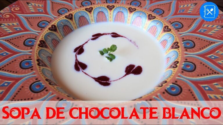 Sopa de chocolate blanco con frutos rojos