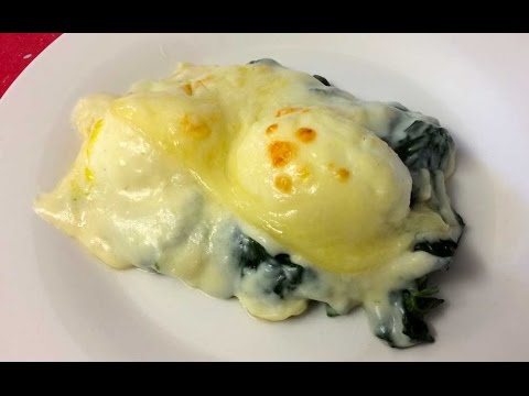 Huevos con bechamel de queso y espinacas