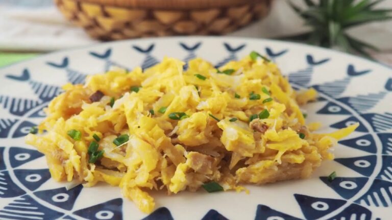 Bacalao con patatas pajas y huevo