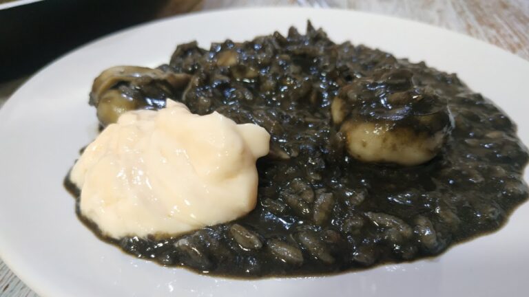 Arroz negro meloso con sepia y gambas