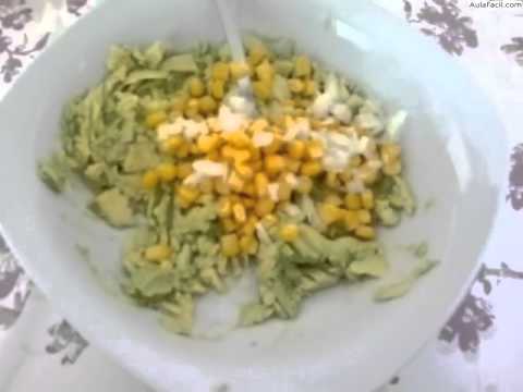 Aguacates rellenos de palitos de cangrejo