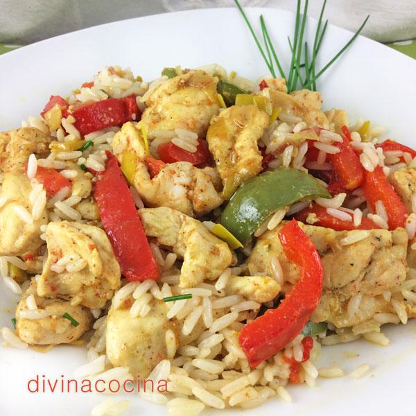 Arroz blanco con pollo y verduras