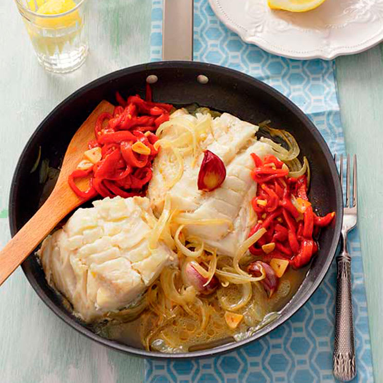 Bacalao con pimientos del piquillo y cebolla