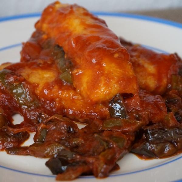 Bacalao con tomate y pimientos rojos
