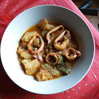 Calamares con patatas y ajos tiernos