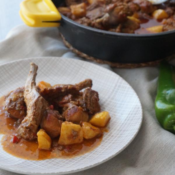 Conejo al horno con patatas y cebolla