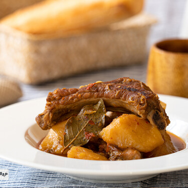Costillas de cerdo al horno con patatas argui&ntilde;ano