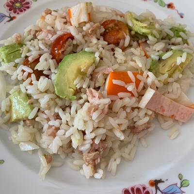 Ensalada de arroz con aguacate y atún