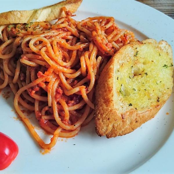 Espaguetis con carne picada y verduras