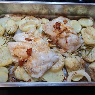 Gallo al horno con patatas panaderas