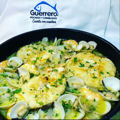 Merluza con cebolla y vino blanco