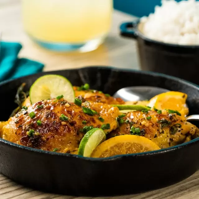 Muslos de pollo al limón en sartén