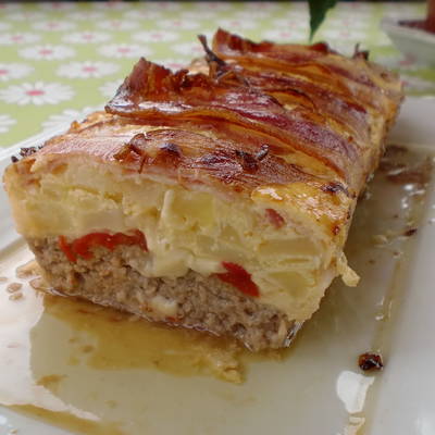 Pastel de carne envuelto en bacon