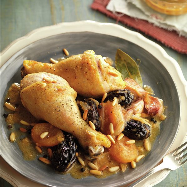 Pollo a la catalana con ciruelas y piñones