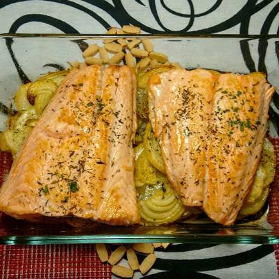 Salm&oacute;n al horno con patatas y cebolla