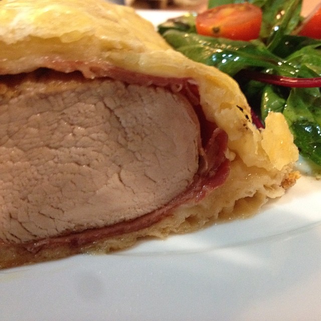 Solomillo wellington con bacon y queso